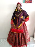 لباس قرمز پر کار