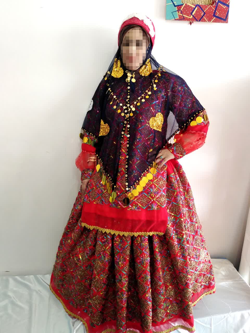 لباس قرمز پر کار